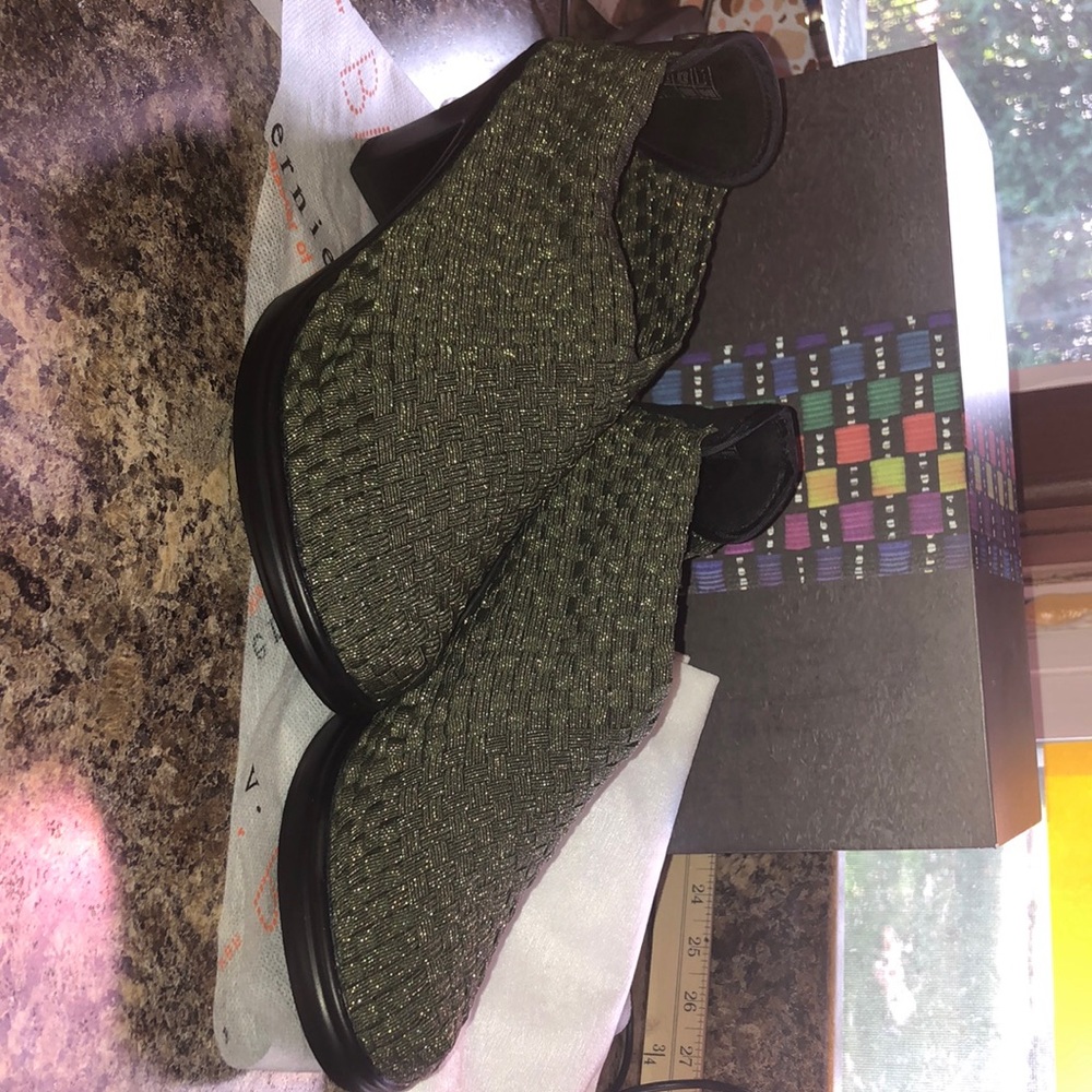 Bernie Mev. Chesca Olive Shimmer, size 8
